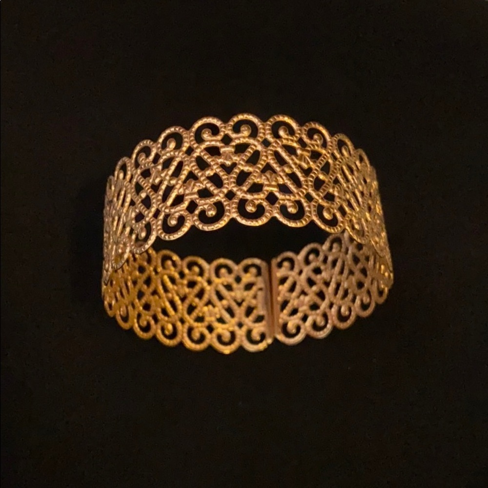 Delicate gold bangle